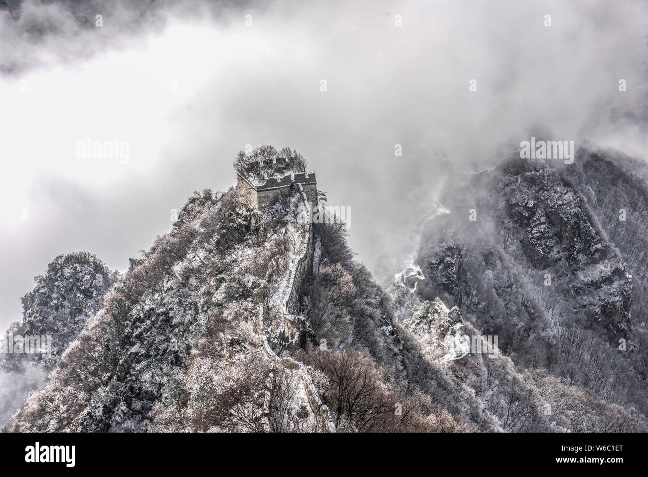 Paysage du Jiankou Great Wall entouré par une mer de nuages, qui ressemble à une peinture lavis à l'encre, à Beijing, Chine, 5 avril 2018. Jiankou G Banque D'Images