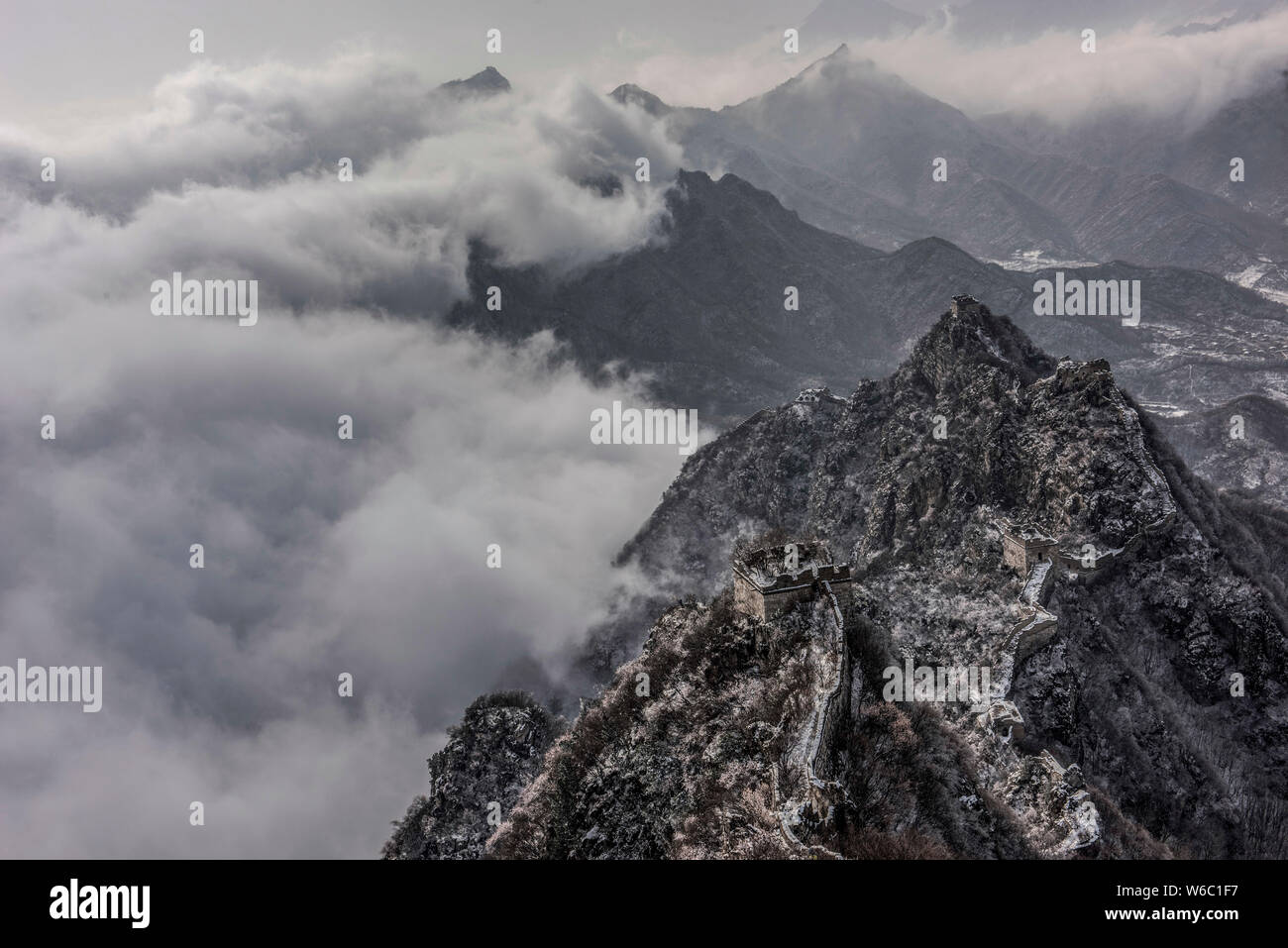 Paysage du Jiankou Great Wall entouré par une mer de nuages, qui ressemble à une peinture lavis à l'encre, à Beijing, Chine, 5 avril 2018. Jiankou G Banque D'Images