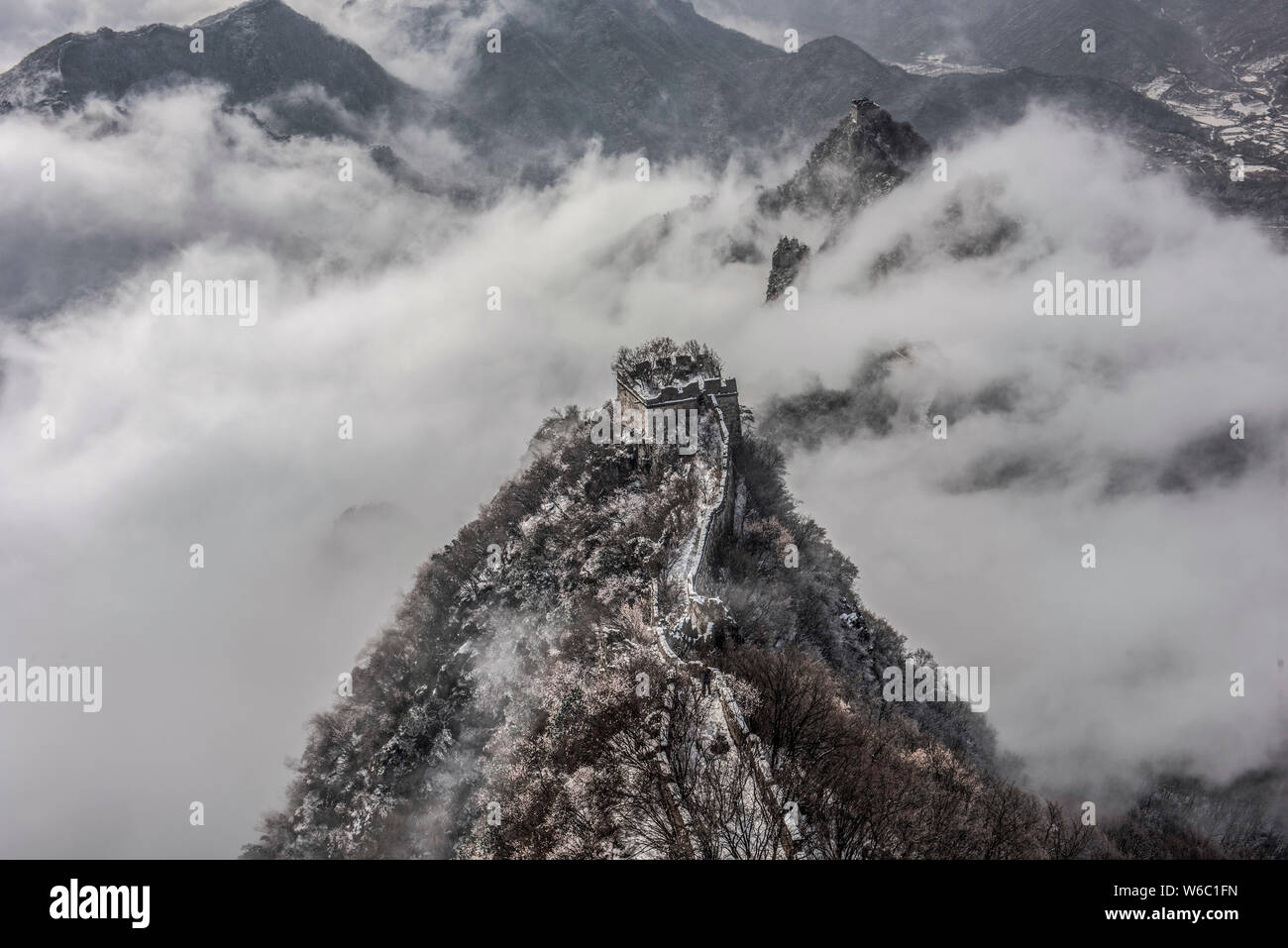 Paysage du Jiankou Great Wall entouré par une mer de nuages, qui ressemble à une peinture lavis à l'encre, à Beijing, Chine, 5 avril 2018. Jiankou G Banque D'Images