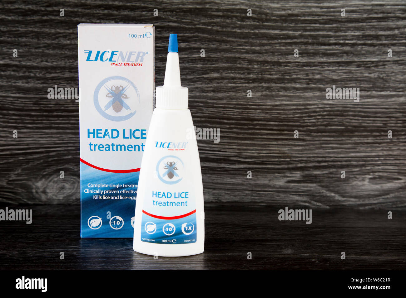 Licener shampooing de traitement unique, tue les lentes et headlice. L'ingrédient actif l'extrait, une substance naturelle. Faible odeur, facile à utiliser et efficace. Banque D'Images