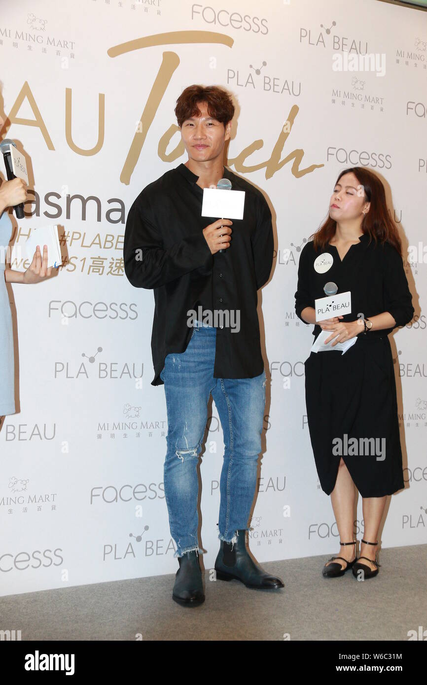 Acteur et chanteur sud-coréen Kim Jong-kook, centre, assiste à un événement promotionnel pour 'Plabeau Touch Plasma naturel Beauty' à Hong Kong, Chine, 19 mai Banque D'Images