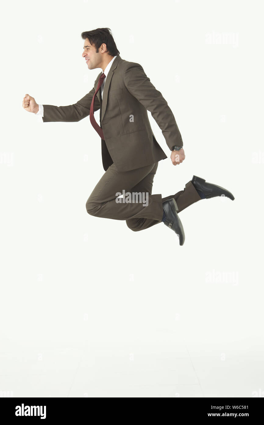 Businessman jumping dans l'air Banque D'Images