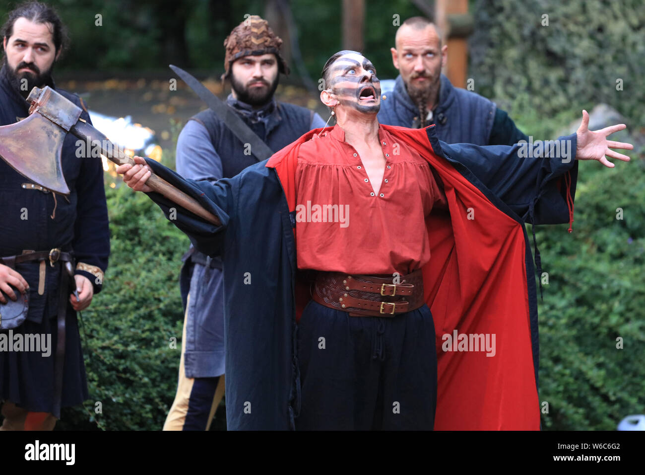 Altenbrak, Allemagne. 31 juillet, 2019. Position des acteurs sur la scène lors d'une répétition. Le vendredi, 02.08.2019 La première de 'Laroranja», une fantaisie encore de sur le disque de Nebra Sky, aura lieu. Autour de 40 acteurs et figurants vont jouer dans le jeu. Crédit : Peter Gercke/dpa-Zentralbild/dpa/Alamy Live News Banque D'Images