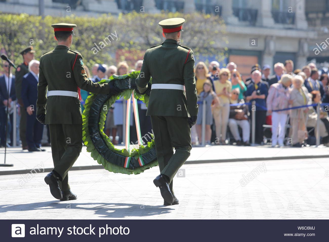 Un défilé militaire a eu lieu à Dublin pour commémorer le 1916 à la hausse. Président Michael D Higgins laisse une couronne en face de l'objet Stratégie de l'immeuble Banque D'Images