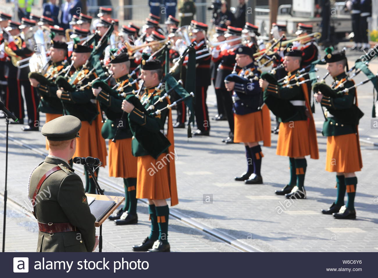 Un défilé militaire a eu lieu à Dublin pour commémorer le 1916 à la hausse. Président Michael D Higgins laisse une couronne en face de l'objet Stratégie de l'immeuble Banque D'Images