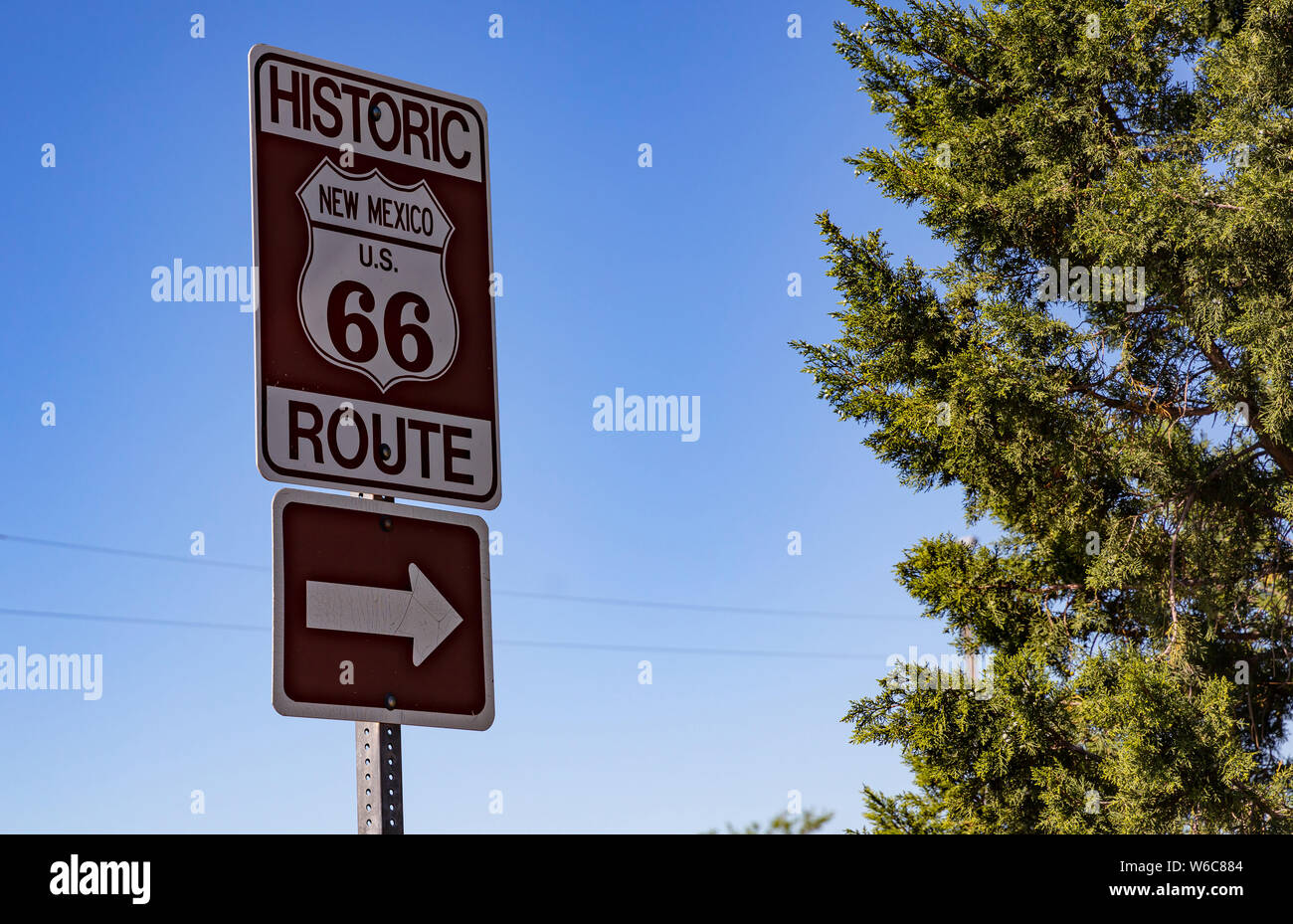 La route 66, Nouveau Mexique. Couleur brun road sign, journée ensoleillée. La route 66 aux USA roadtrip historique classique Banque D'Images