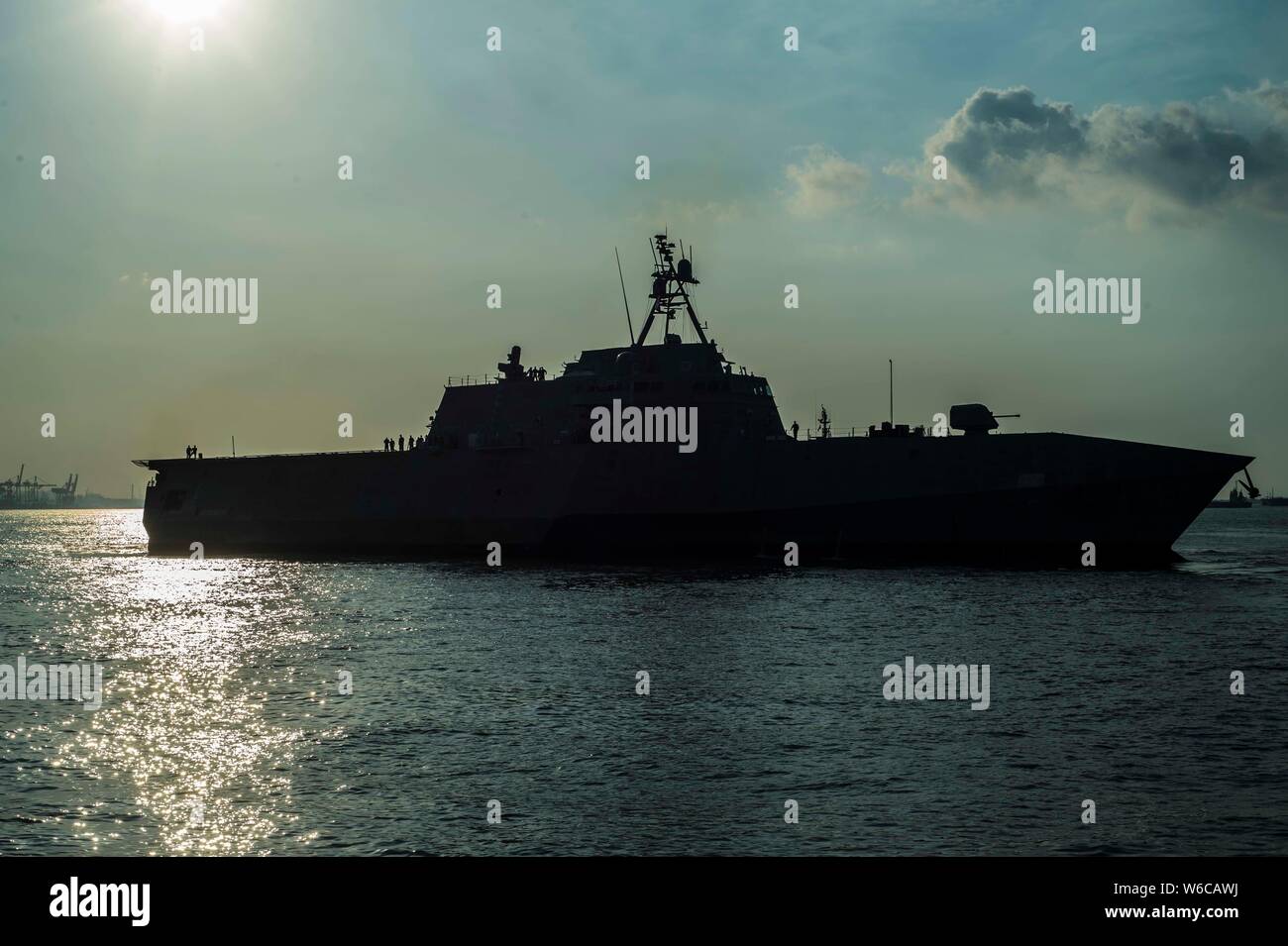 190731-N-FV739-090 Surabaya, Indonésie (31 juillet 2019) l'indépendance variante de combat littoral USS Montgomery (LCS 8) arrive dans le port de Tanjung Perak à flot dans le cadre de la coopération et de l'état de préparation de la formation (CARAT) l'Indonésie en 2019. CARAT, de la marine américaine le plus ancien exercice régional en Asie du Sud et du Sud-Est, renforce les partenariats entre les marines régionales et renforce la coopération en matière de sécurité maritime dans l'ensemble de l'Indo-Pacifique. (U.S. Photo par marine Spécialiste de la communication de masse 2e classe Christopher A. Veloicaza) Banque D'Images