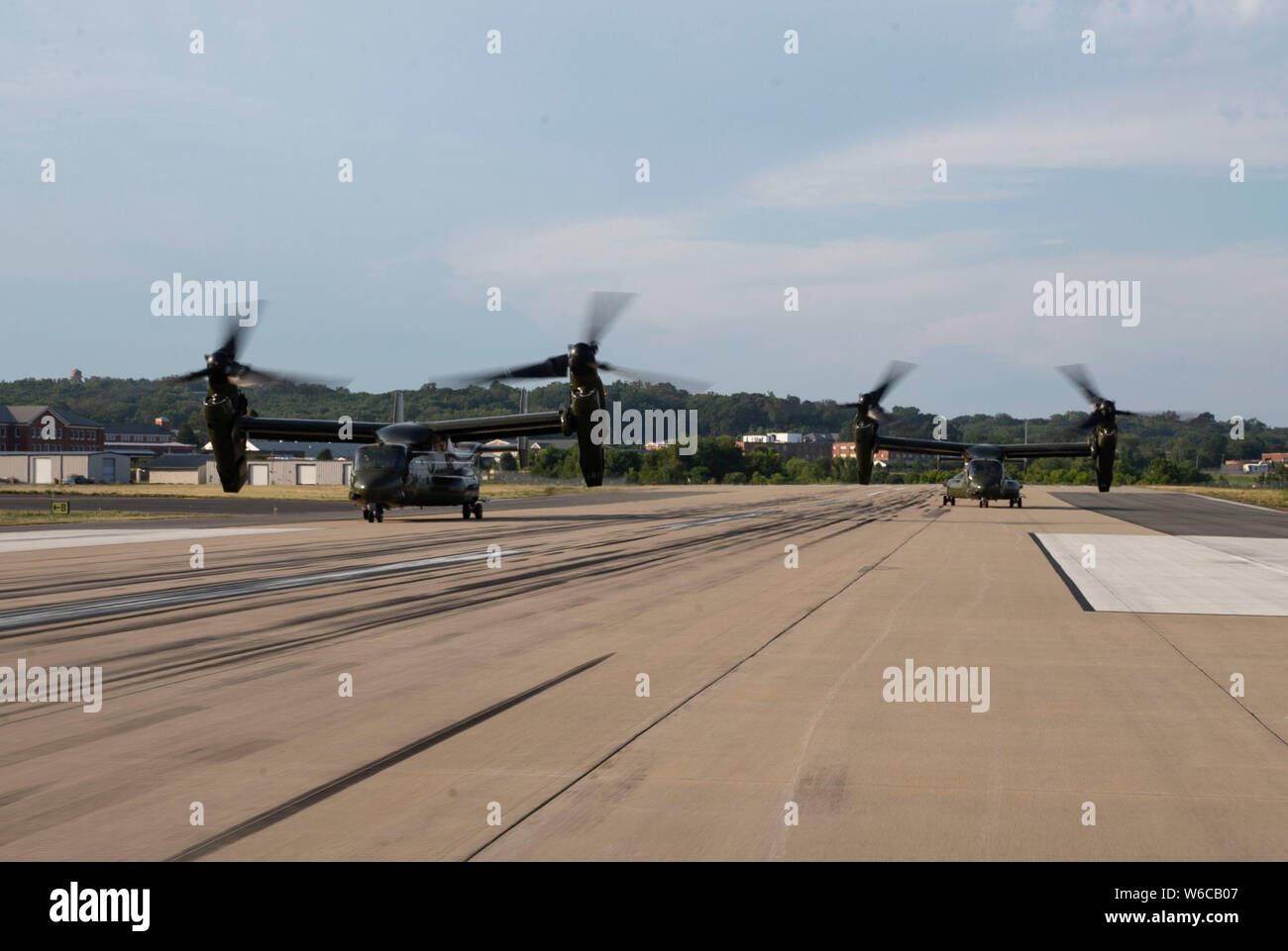 Trois avions V22 survoler les Nationals de Washington par rapport au match de baseball des Braves d'Atlanta au tiers Park, Washington D.C., le 30 juin 2019. Le vol au-dessus a été réalisée au cours de l'hymne national. (U.S. Marine Corps photo par le Cpl. Kaitlynn M. Hendricks) Banque D'Images