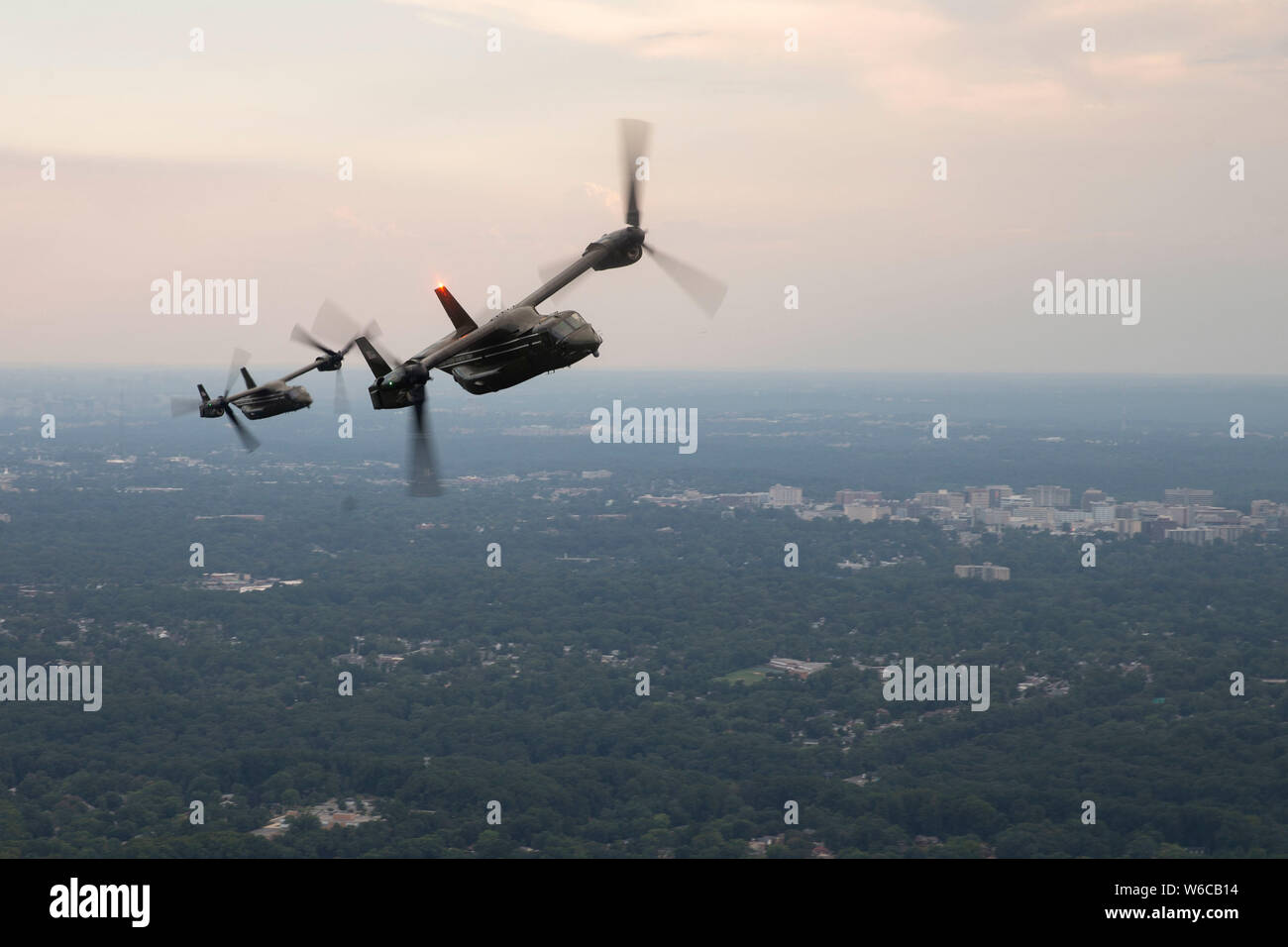 Trois avions V22 survoler les Nationals de Washington par rapport au match de baseball des Braves d'Atlanta au tiers Park, Washington D.C., le 30 juin 2019. Le vol au-dessus a été réalisée au cours de l'hymne national. (U.S. Marine Corps photo par le Cpl. Kaitlynn M. Hendricks) Banque D'Images