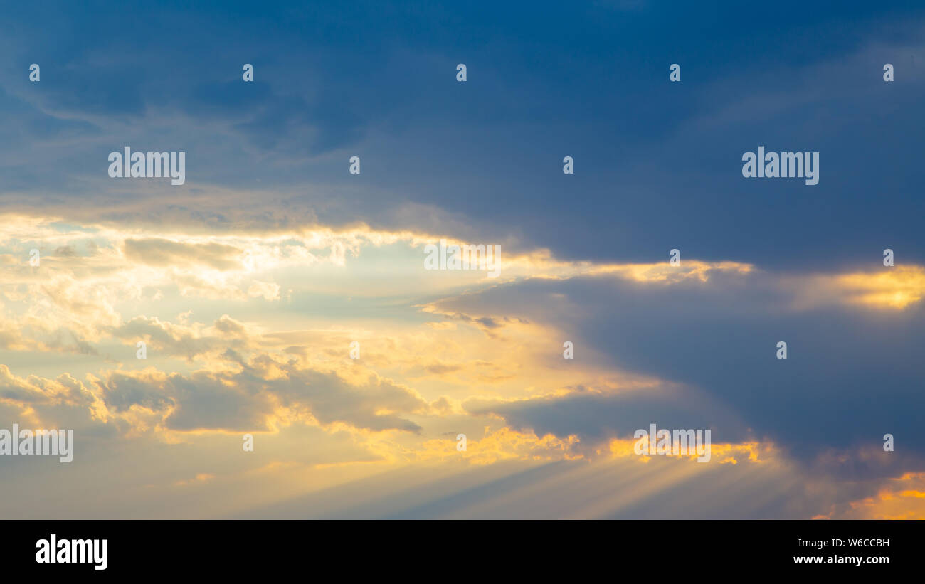 Vanille rose le ciel. Ciel bleu avec des nuages. Banque D'Images