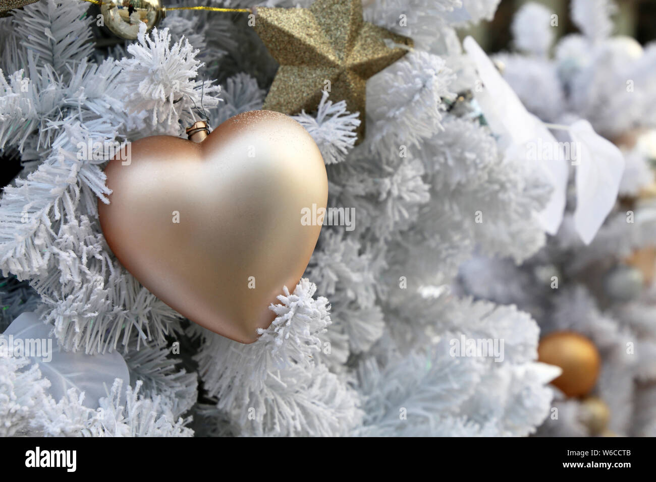 Le coeur de Noël Nouvel An des arbres, des décorations de fête. Fond d'hiver, la magie de la maison de vacances Banque D'Images