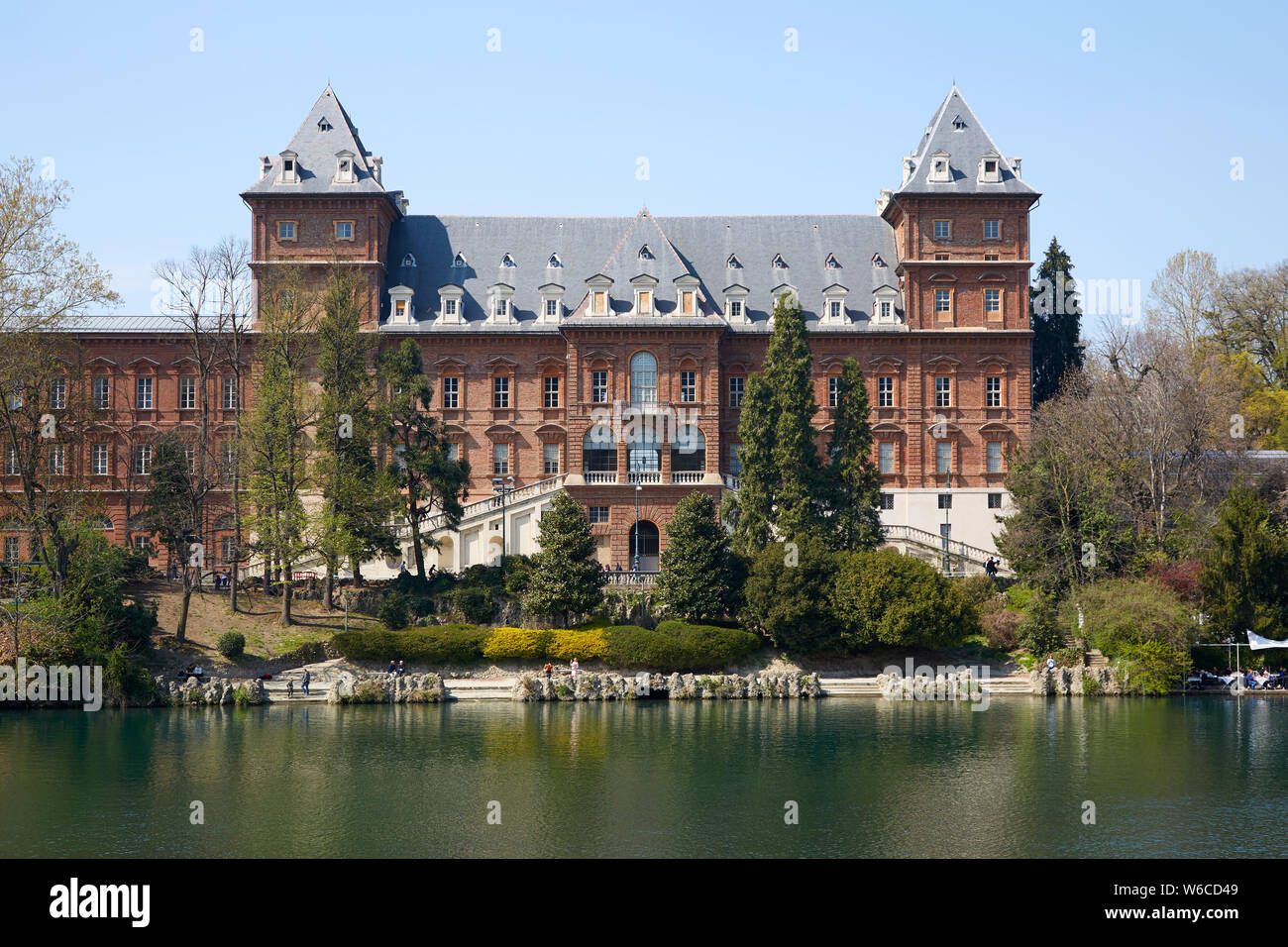 TURIN, ITALIE - 31 mars 2019 : Château du Valentino et façade de briques rouges fleuve Po dans le Piémont, Turin, Italie. Banque D'Images