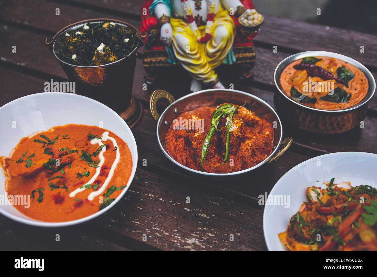 D'authentiques plats indiens au moment de servir. Banque D'Images