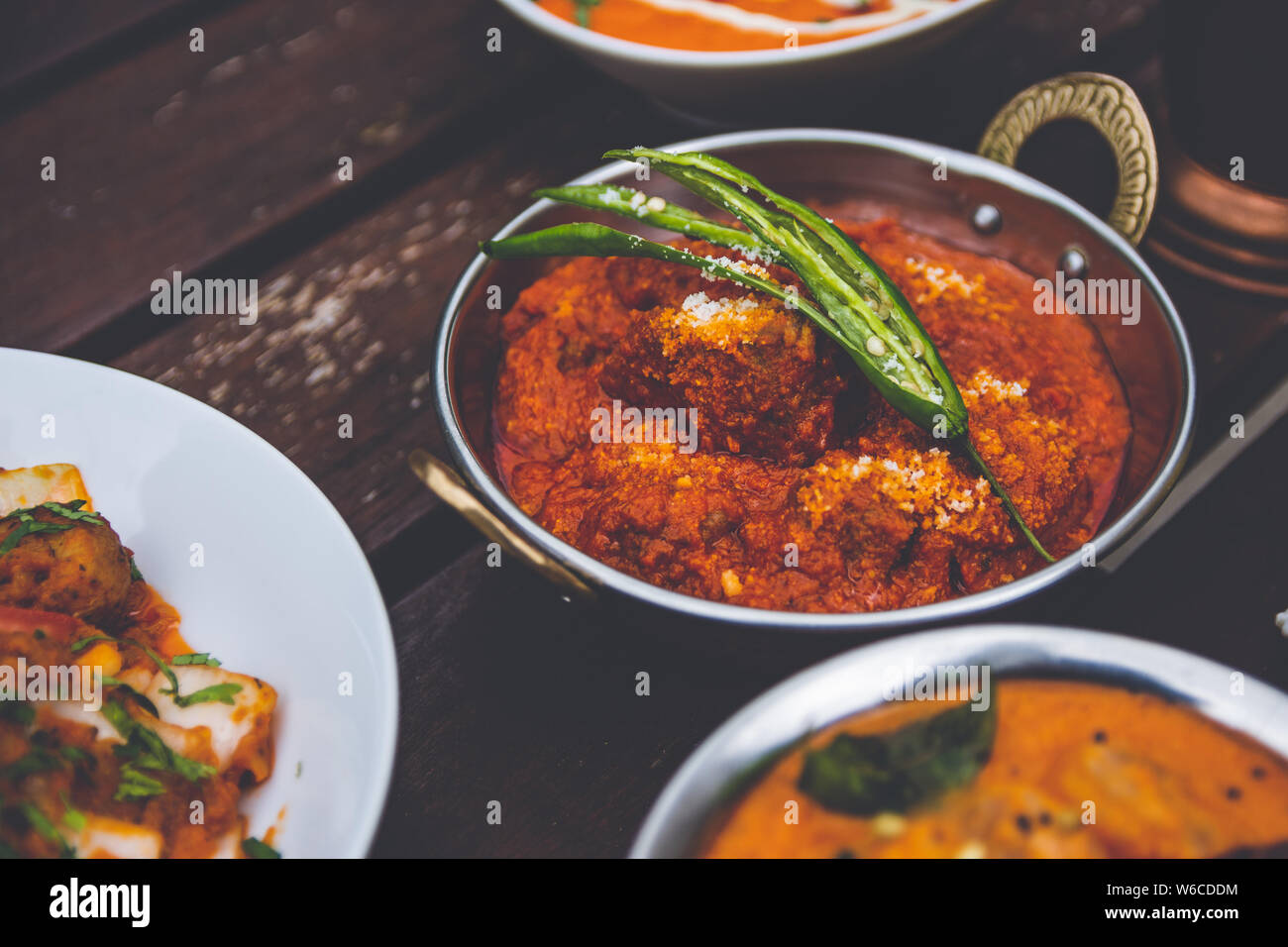 D'authentiques plats indiens au moment de servir. Banque D'Images