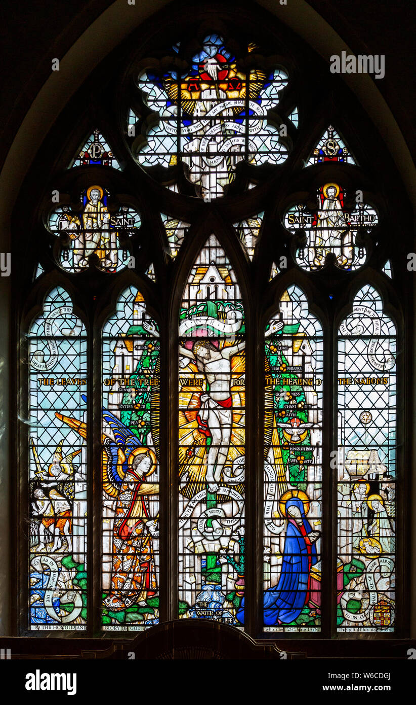 Le vitrail de la fenêtre de l'Est par Martin Travers c 1929 Église de Cricklade, Wiltshire, England, UK - Crucifixion et d'histoires de la bible Banque D'Images