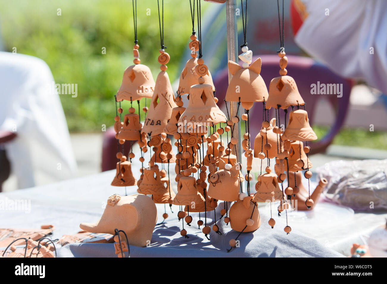 Cloches d'argile, de souvenirs de l'argile comme un cadeau. Banque D'Images