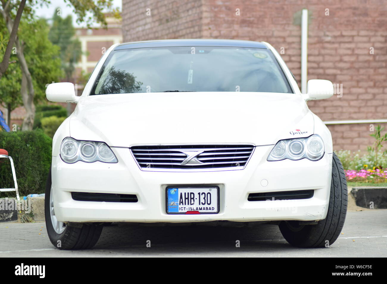 Toute nouvelle voiture | Auto | Voiture de course et d'affiches Banque D'Images