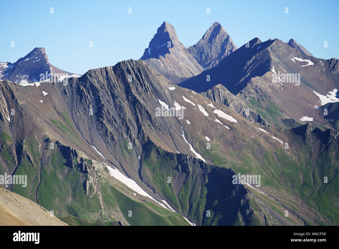 VUE AÉRIENNE depuis le sud-est. Les aiguilles d'Arves (altitude : 3515 mètres) et leurs environs de terres arides. Valloire, Savoie, France. Banque D'Images
