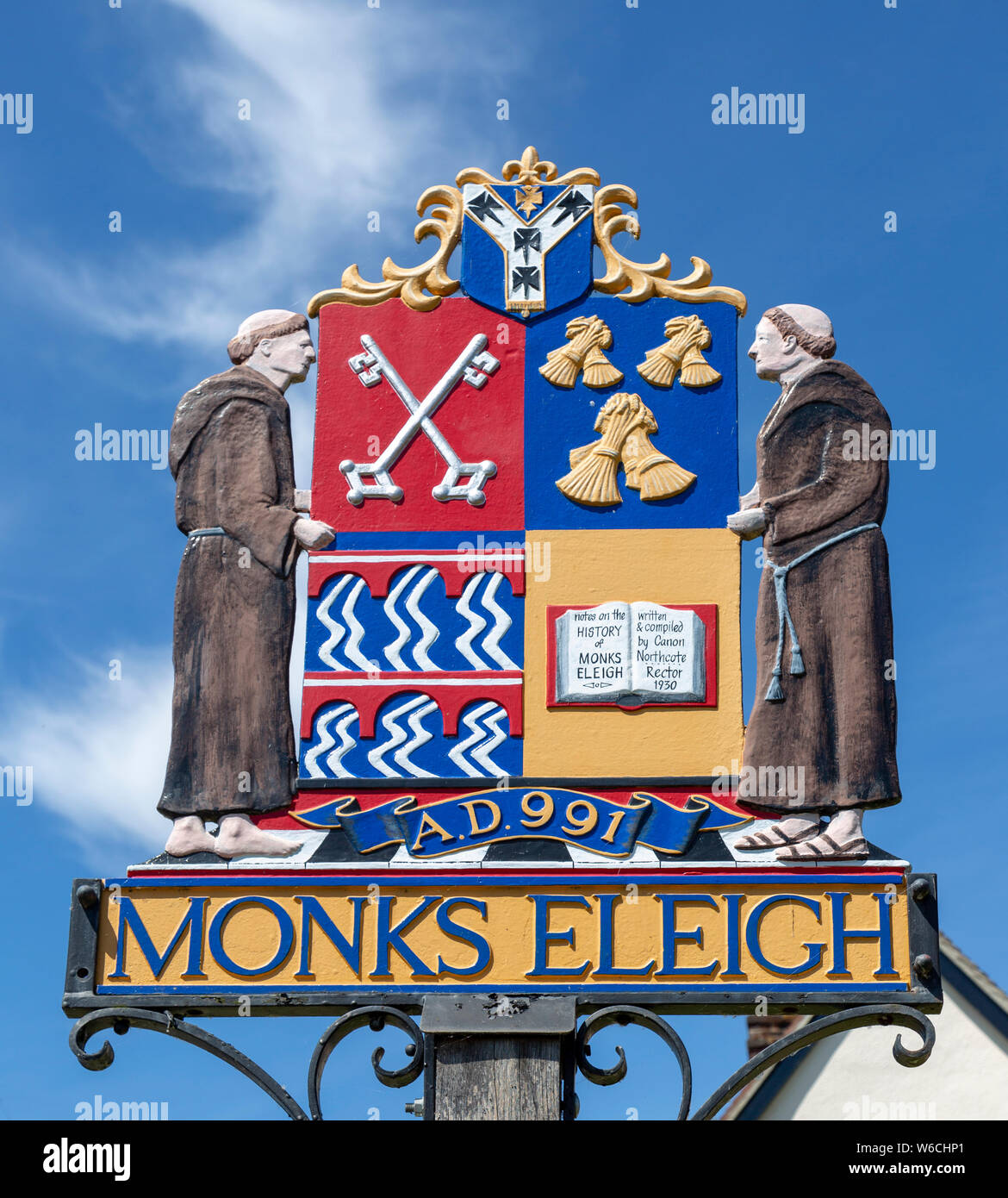 Deux moines inclus dans le panneau du village de Monks in Milden, Suffolk, Angleterre, RU Banque D'Images