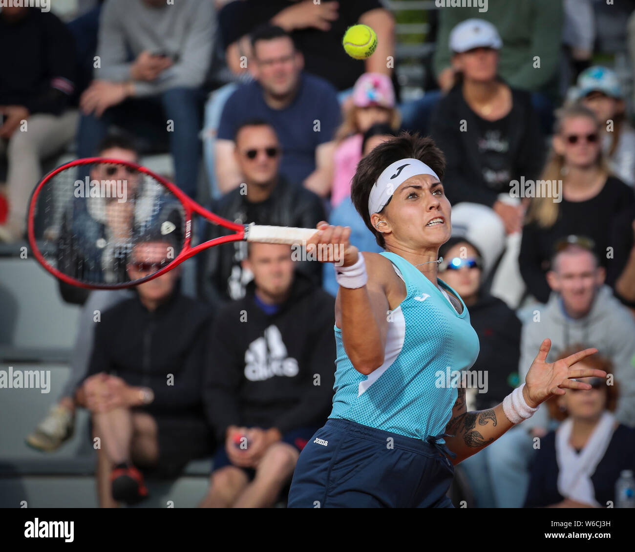 Joueur de tennis espagnol Aliona Bolsova jouant forehand, tourné pendant le tournoi de tennis Open de France 2019, Paris, France Banque D'Images