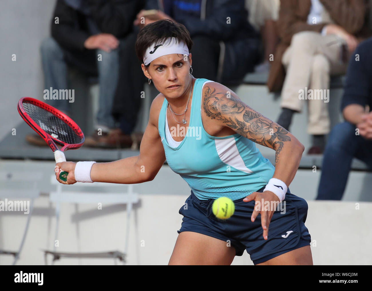 Joueur de tennis espagnol Aliona Bolsova jouant forehand, tourné pendant le tournoi de tennis Open de France 2019, Paris, France Banque D'Images