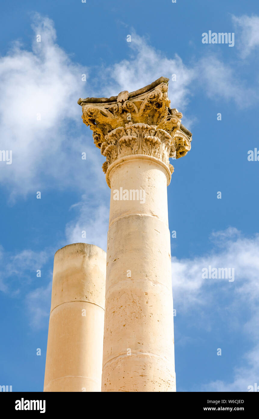 Colonnes de style corinthien en contre ciel bleu avec nuages pittoresque Banque D'Images