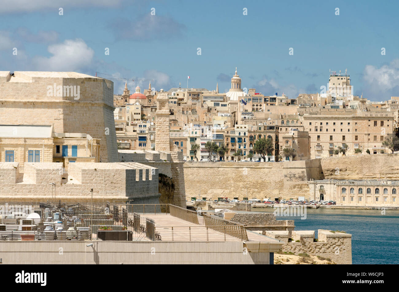 Vue de La Valette's Harbour et de la vieille ville avec un dôme de Saint Paul's Cathédrale vu de Saint Angelo fort de Vittoriosa, Malte Banque D'Images