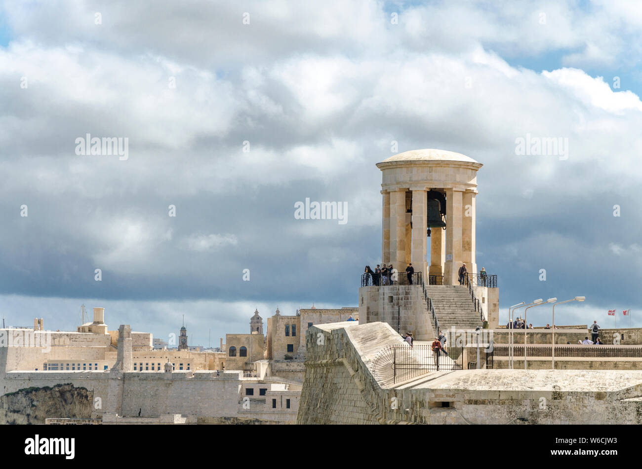 La Valette, Malte, le 7 avril 2019 : Torists visites Siege Bell Memorial en vue de l'Elm St Fort à La Valette, Malte Banque D'Images