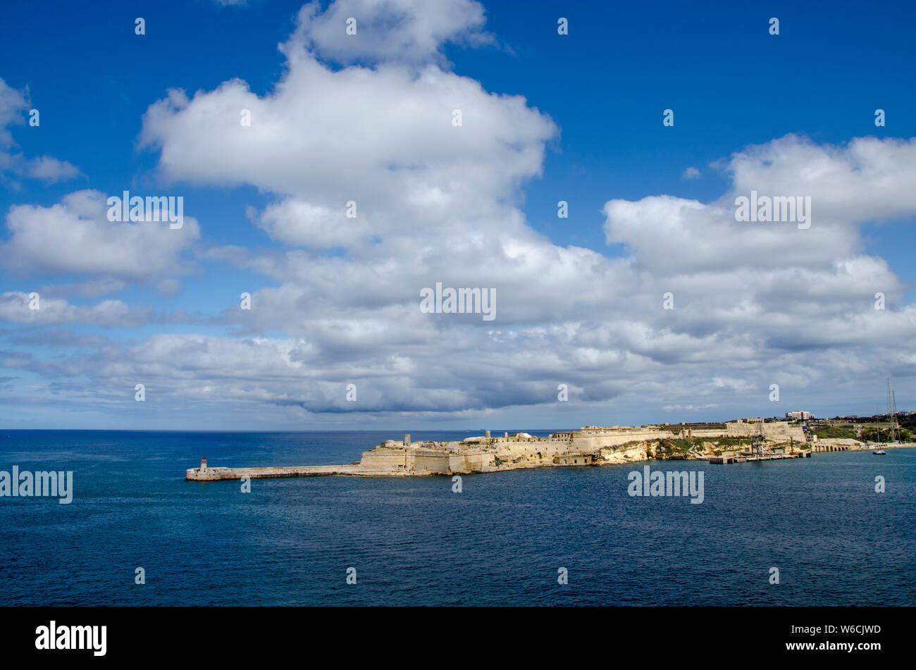 Vue pittoresque de Fort Ricasoli sur Malte vu de Valetta harbor sur un jour nuageux Banque D'Images