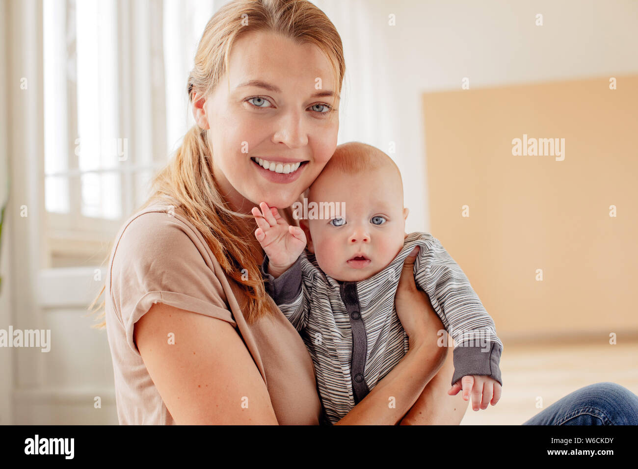 Heureuse mère avec bébé nouveau-né Banque D'Images