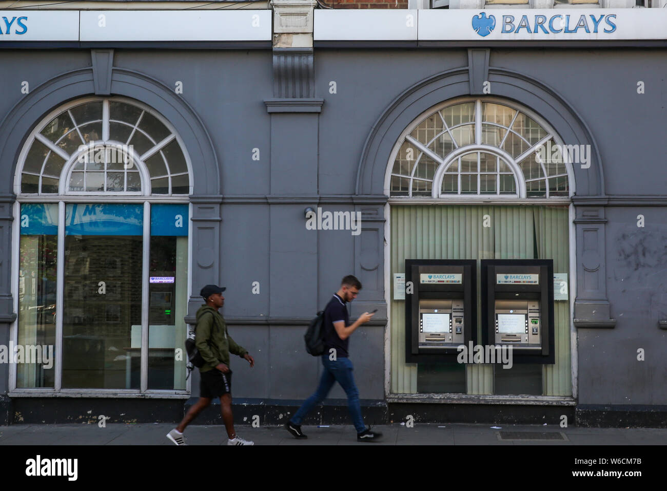 Londres, Royaume-Uni. 06Th Aug 2019. Les gens passent devant une succursale de la Barclays Bank à Londres. La banque Barclays a dévoilé aujourd'hui un 83pc augmentation des bénéfices pour le premier semestre de l'année, sa meilleure performance depuis près d'une décennie. Credit : SOPA/Alamy Images Limited Live News Banque D'Images