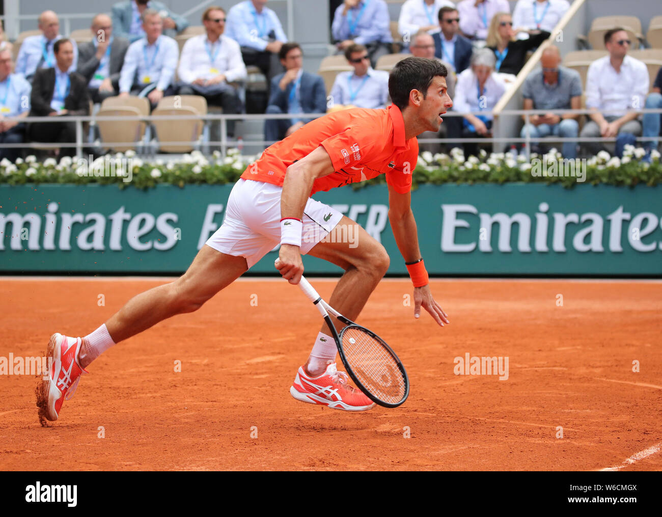 Le joueur de tennis Serbe Novak Djokovic courir vers l'avant au cours de  Français 2019, Paris, France Photo Stock - Alamy