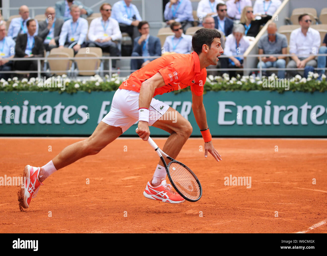 Le joueur de tennis Serbe Novak Djokovic courir vers l'avant au cours de Français 2019, Paris, France Banque D'Images