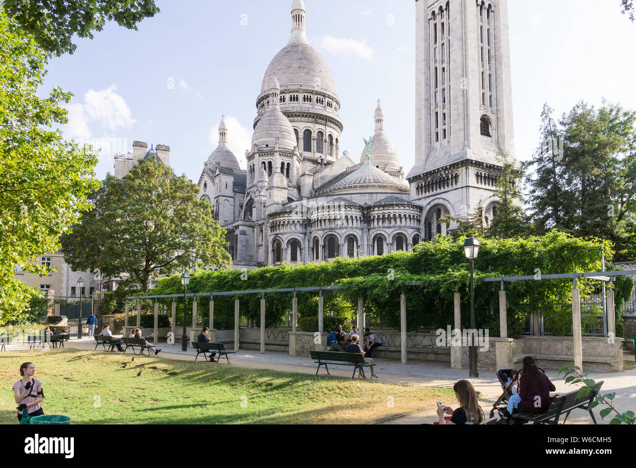 Paris Montmartre Sacre Coeur - Les gens de vous détendre dans un parc au Square Marcel Bleustein Blanchet derrière la Cathédrale du Sacré-Cœur à Paris, France. Banque D'Images