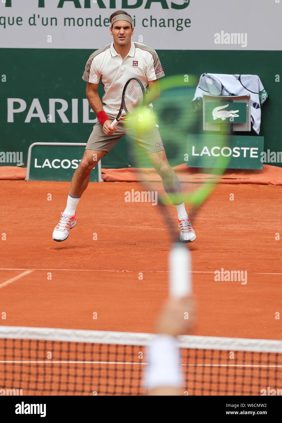 Le joueur de tennis suisse Roger Federer en attente de service tourné au cours Open de France 2019, Paris, France Banque D'Images