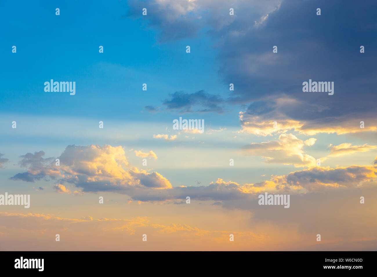 Vanille rose le ciel. Ciel bleu avec des nuages. Banque D'Images