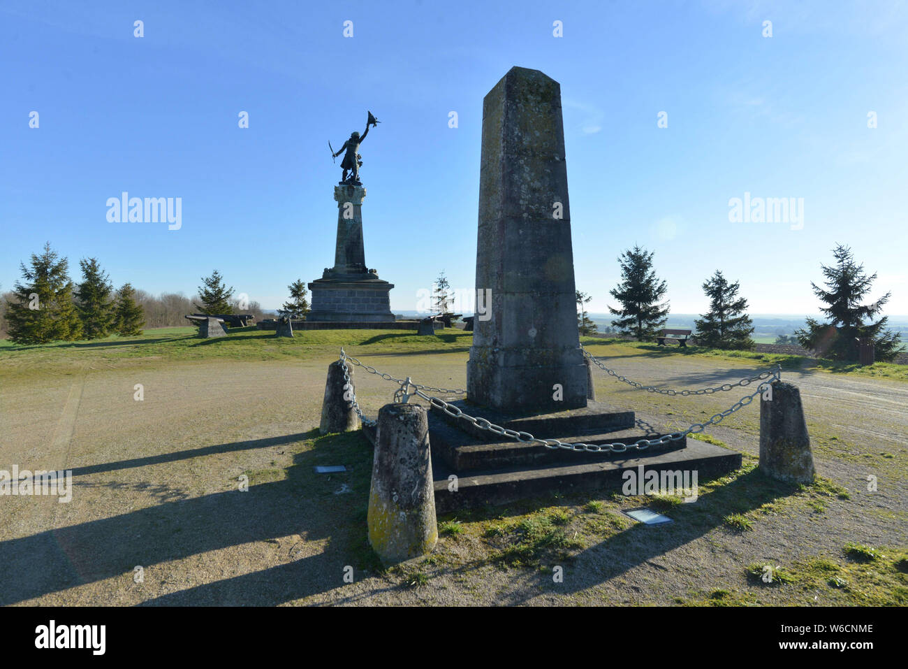 Memorial au général Kellermann de Valmy (nord-est de la France). Obélisque contenant le coeur de Kellermann et statue de Kellermann brandissant son sa Banque D'Images