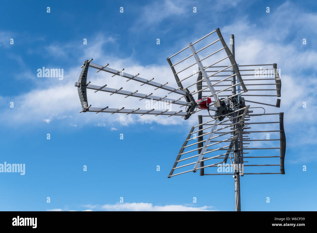 Antenne directionnelle pour la réception de la télévision numérique DVB-T et DVB-T2 contre un ciel bleu Banque D'Images