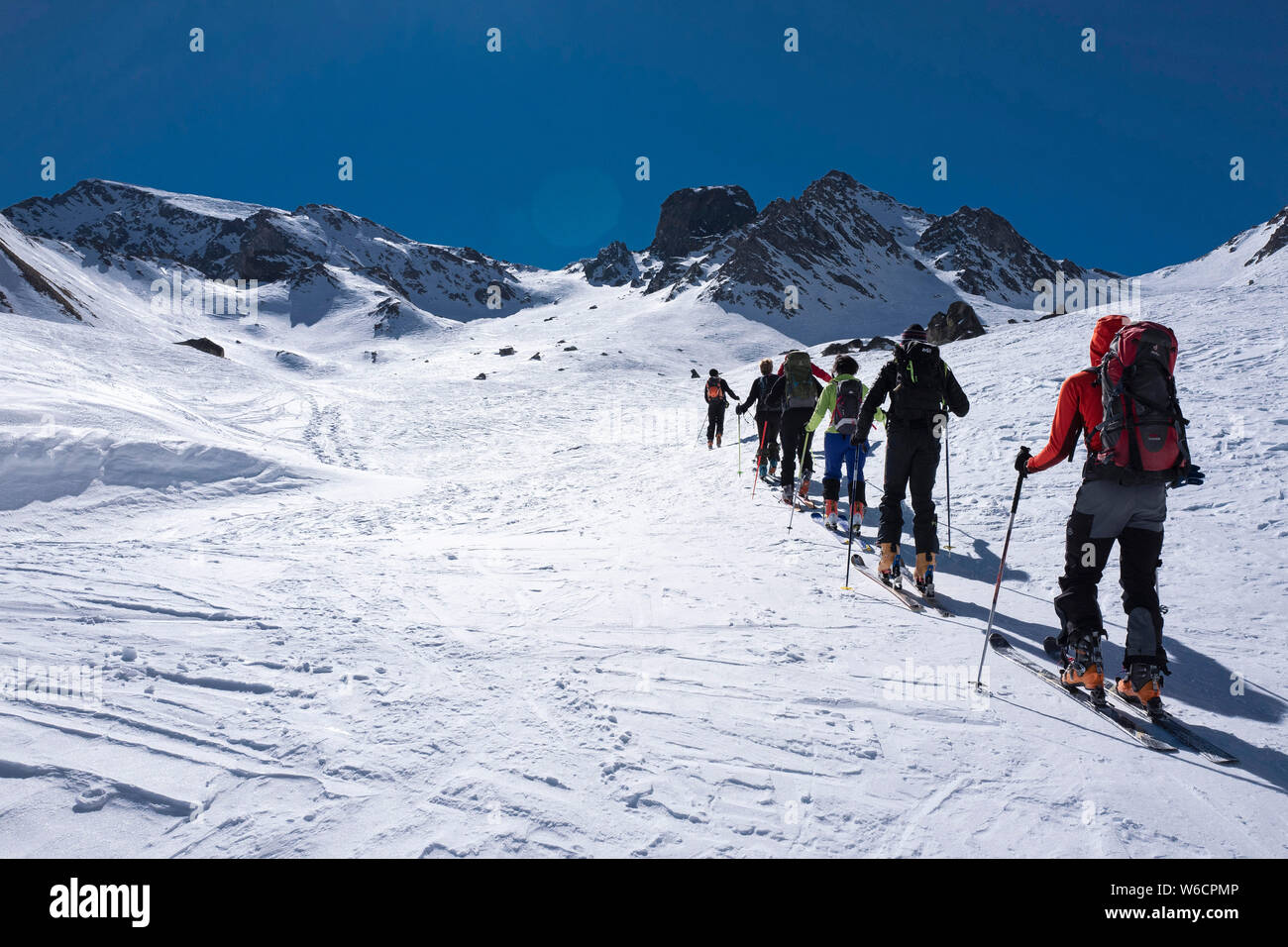 Ski de fond dans les montagnes du Queyras, entre le département du sud-est de la France, et la région du Piémont dans le nord-ouest de l'I Banque D'Images
