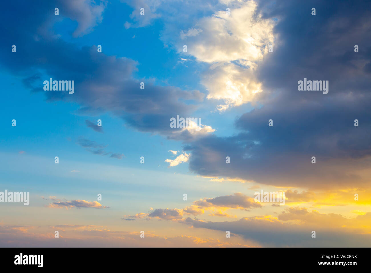 Vanille rose le ciel. Ciel bleu avec des nuages. Banque D'Images