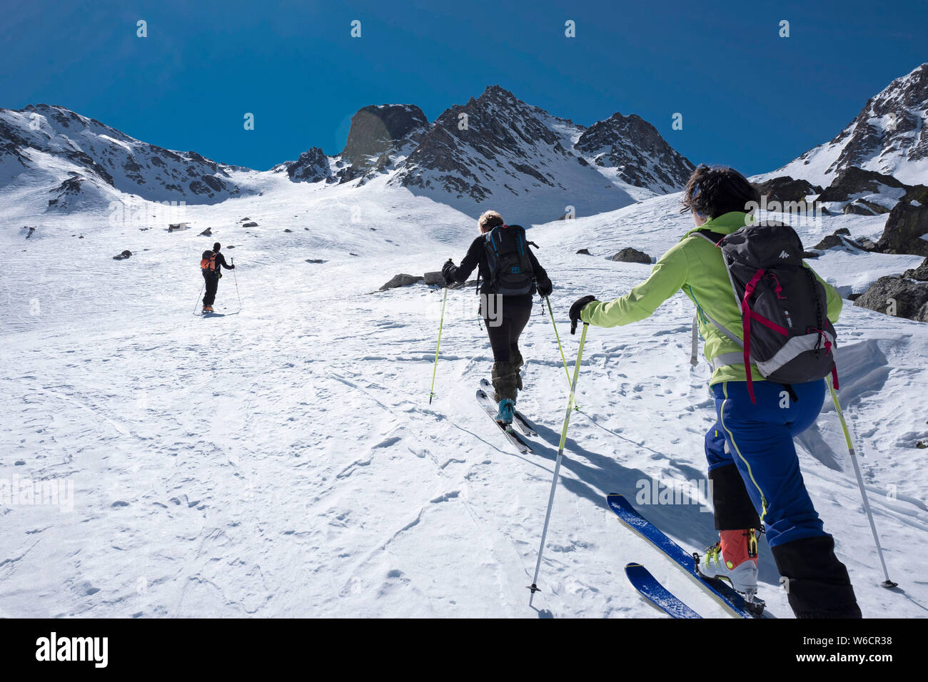 Ski de fond dans les montagnes du Queyras, entre le département du sud-est de la France, et la région du Piémont dans le nord-ouest de l'I Banque D'Images