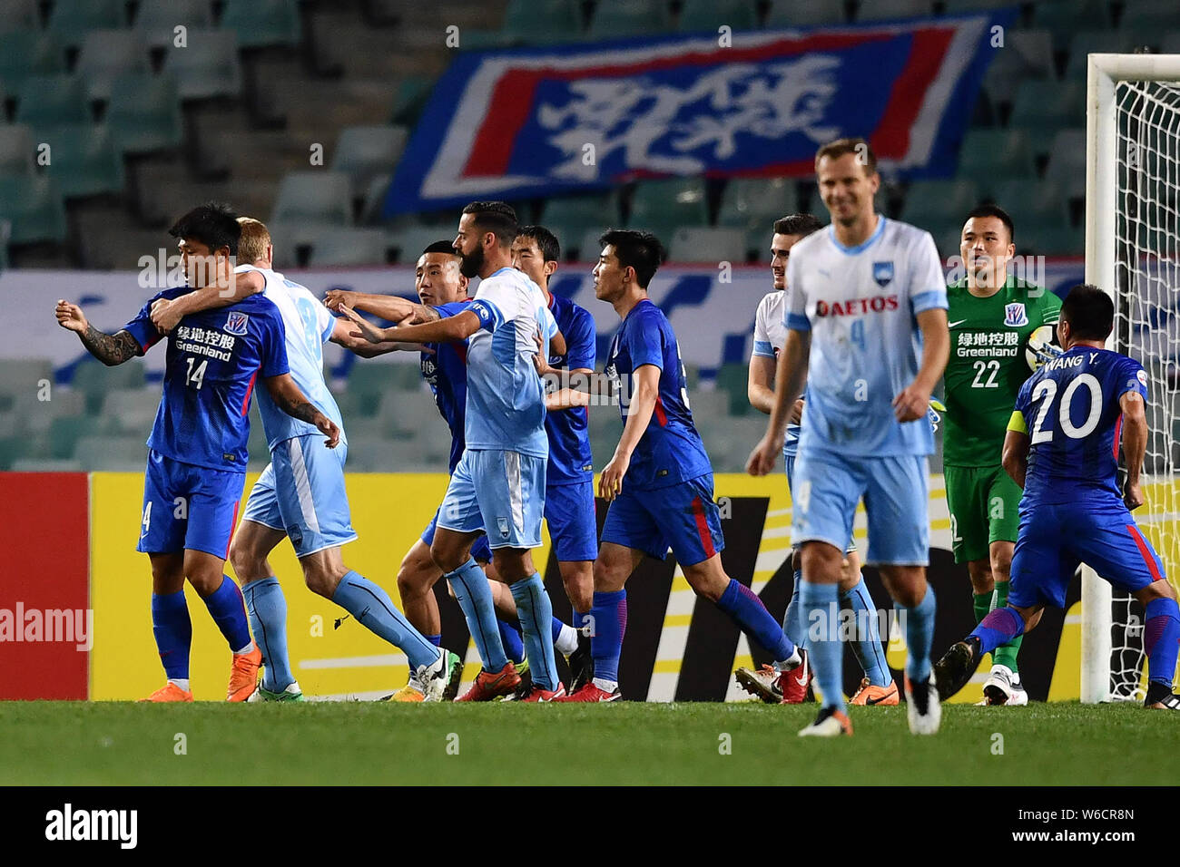 Les joueurs de l'Australie à Sydney FC et de la Chine, Shanghai Shenhua FC sont dans une piscine d'Exchange dans leur groupe H match au cours de la Ligue des Champions de l'AFC 2018 Banque D'Images