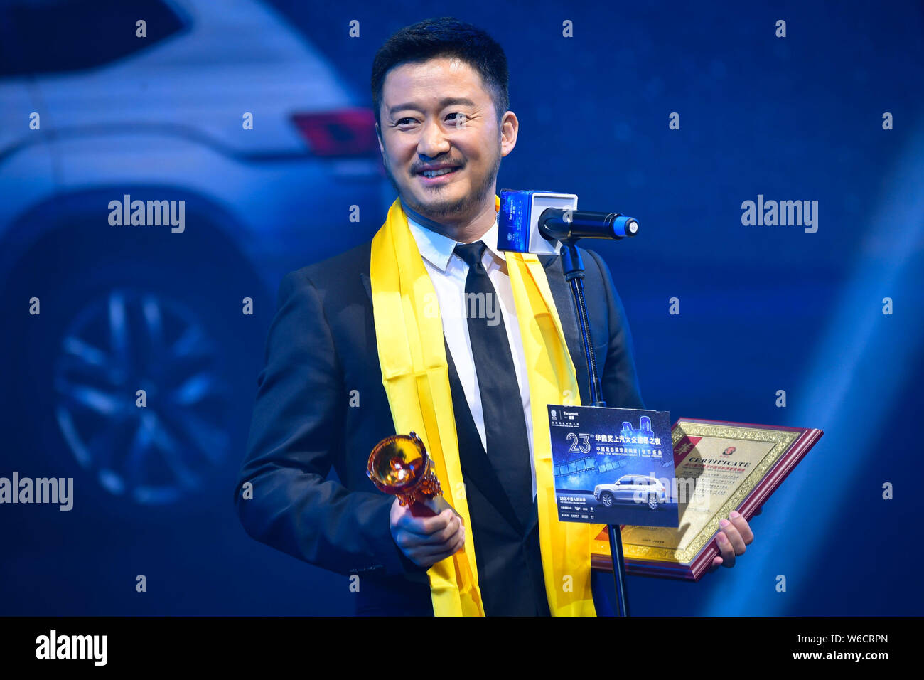 Concept De Prix De Photographie. Golden Award Trophy Appareil Photo Numérique Moderne Sur Fond Blanc. Rendu 3D. | Photo Premium