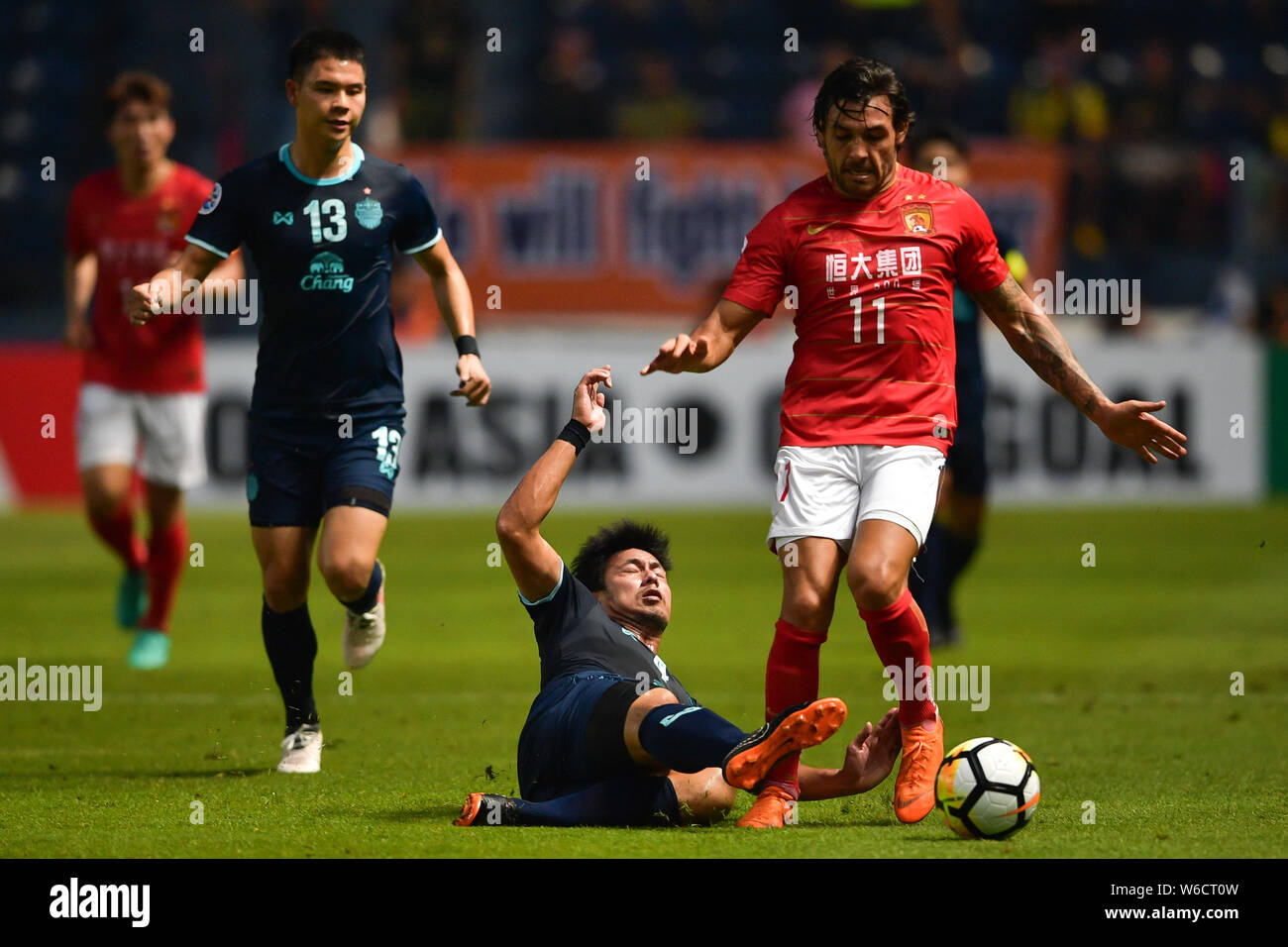 Joueur de football brésilien Ricardo Goulart, droite, de Guangzhou Evergrande en Chine Taobao défis FC un joueur de Thaïlande Buriram United FC dans une G Banque D'Images