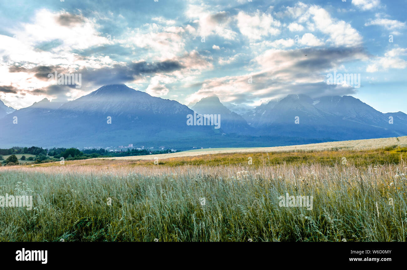 Paysage de montagne dans la douce lumière du soir. Tatras, en Slovaquie. Banque D'Images
