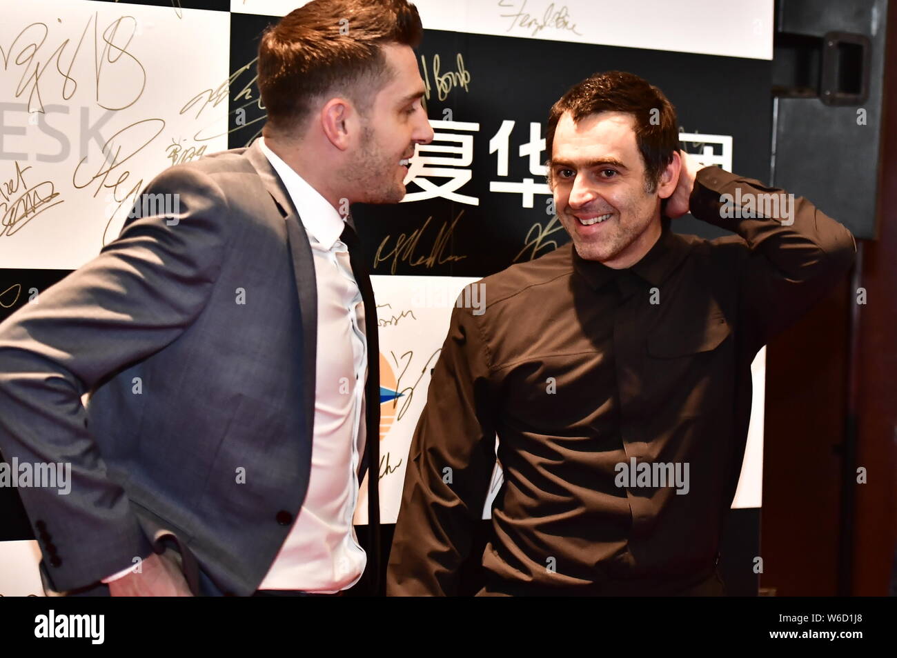 Mark Selby, gauche, et Ronnie O'Sullivan, de l'Angleterre arrivent au tapis rouge pour la cérémonie d'ouverture de l'Open de Chine 2018 Tournoi de Billard à Beij Banque D'Images