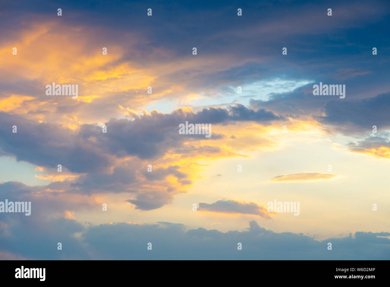 Vanille rose le ciel. Ciel bleu avec des nuages. Banque D'Images