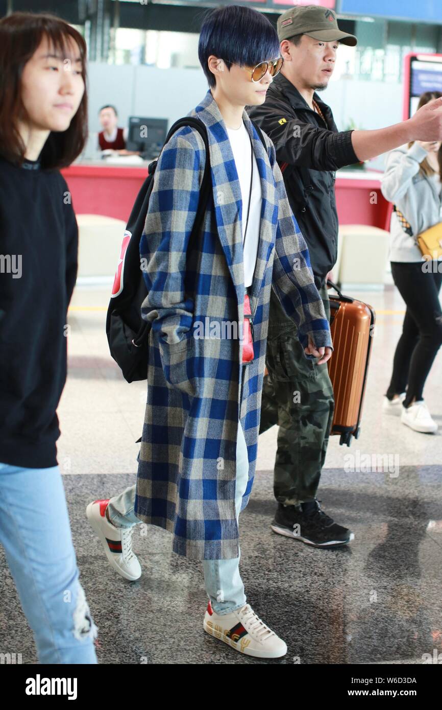 Chanteur chinois Li Yuchun ou Chris Lee est photographié à l'Aéroport International de Pékin à Beijing, Chine, 25 avril 2018. Banque D'Images