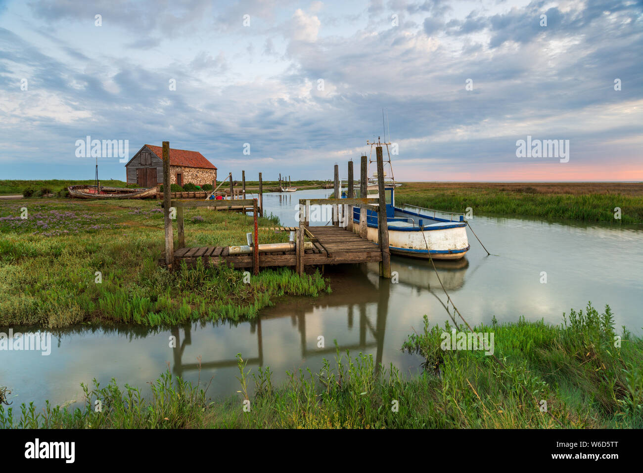 L'aube sur le vieux port à Thornham près de Hunstanton, sur la côte nord de Norfolk Banque D'Images L'aube sur le vieux port à Thornham près de Hunstanton, sur la côte nord de Norfolk Banque D'Images