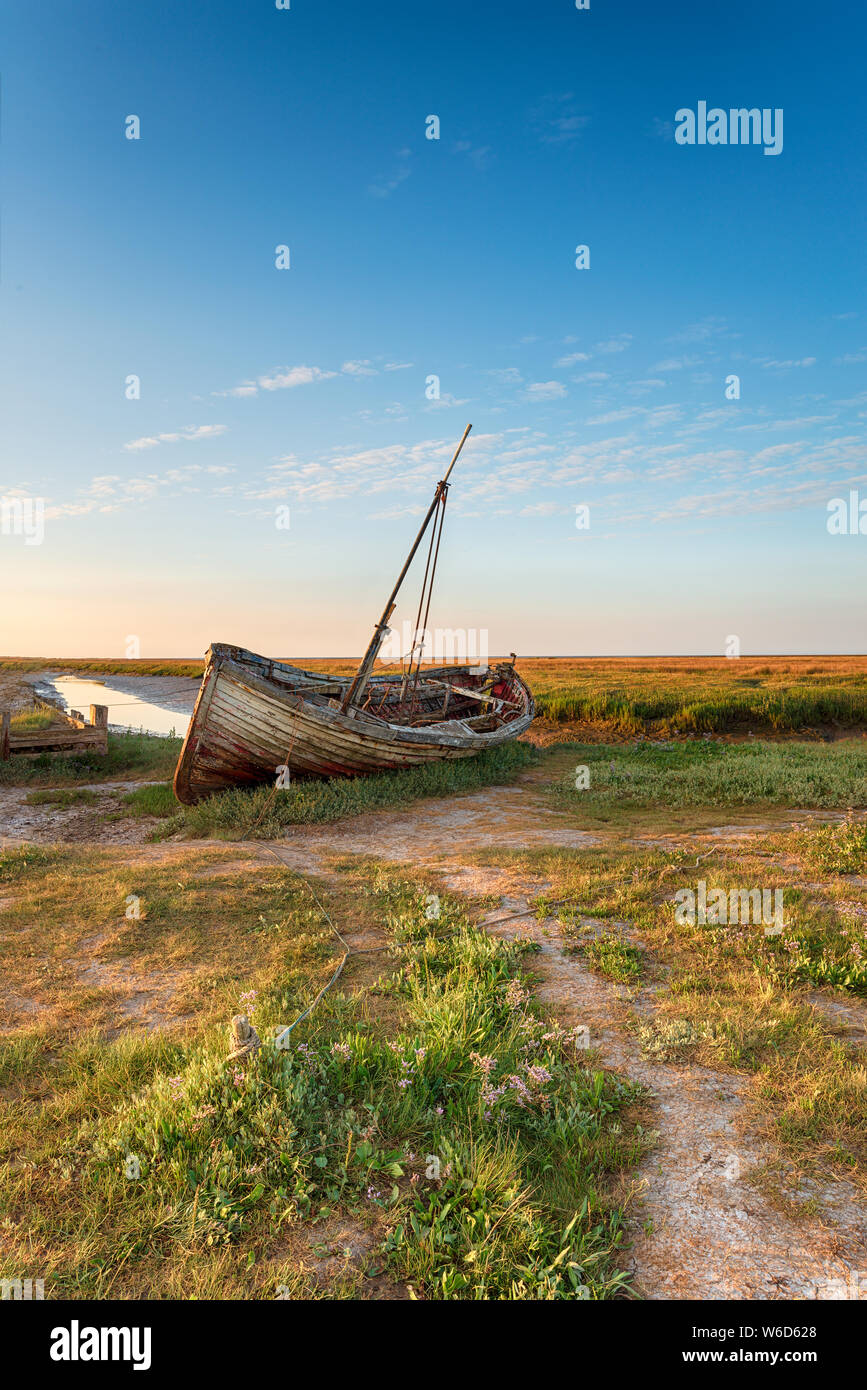 Un vieux bateau à Thornham Vieux Port sur la côte de Norfolk Banque D'Images Un vieux bateau à Thornham Vieux Port sur la côte de Norfolk Banque D'Images